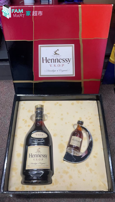 Hennessy - (禮盒)軒尼斯VSOP干邑 700ML + 50ML (外包裝略有污垢)